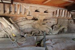 拝殿の壁に再び取り付けられた龍の彫刻