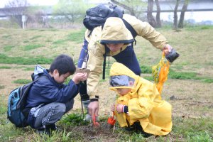 日吉津村にある水辺の楽校で開催された春の子ども探検ウォークでアジサイの植樹をした様子