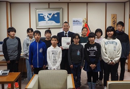 人材育成交流事業で沖縄県を訪れた児童たち
