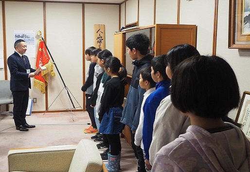 日吉津小学校児童代表から中田村長へ