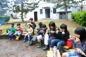 日吉津村にある水辺の楽校で開催された探検ウォーク、試食の様子