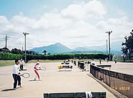 日吉津村にある海浜公園のテニスコートの画像