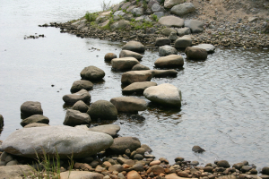 日吉津村にある水辺の楽校、飛び石の画像