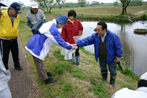 日吉津村にある水辺の楽校で開催された野草の学習で、野草を採取する様子の画像