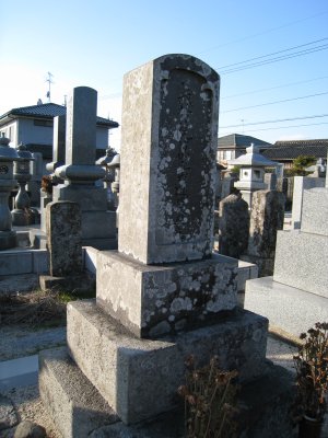 須山萬の墓碑
