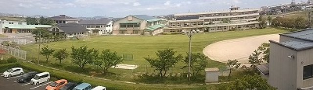 小学校グラウンドの芝生育成状況について 11 日吉津村 ひとのえがおづくりができる村