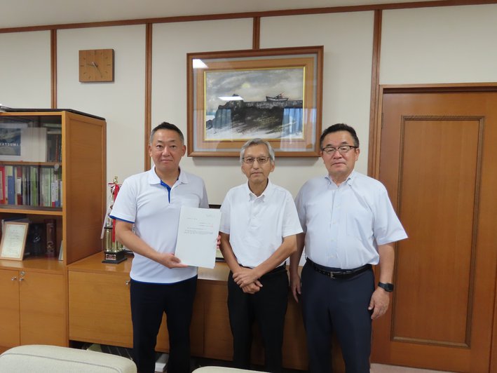 村長へ決算審査意見書提出（令和６年8月26日）